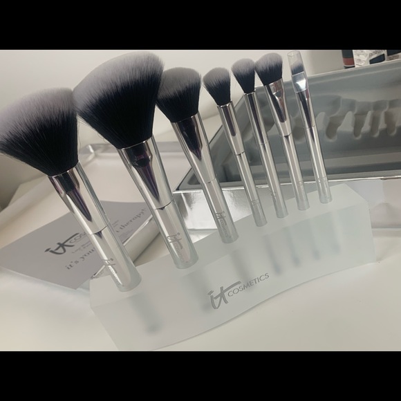 IT Cosmetics Luxe Blurring Micro Airbrush Brush set - Picture 1 of 3